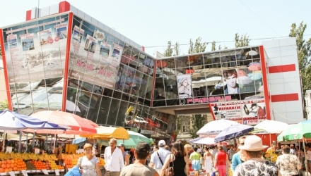 Continuă scandalul între comercianţii din Piaţa Centrală şi vânzătorii ambulanţi.