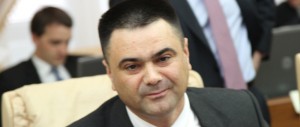 Totodată, preşedintele comuniştilor  a spus că acestea sunt urmările după ce ministrul a căzut în cap când sărea cu paraşuta.