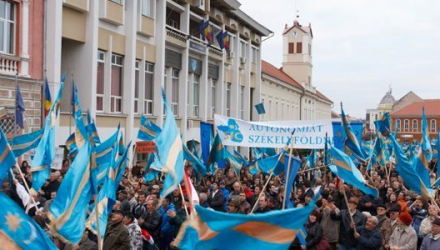 Miercuri, Guvernul român a criticat dur declaraţiile lui Nemeth, care a cerut României să ridice interdicţia de folosire a simbolurilor