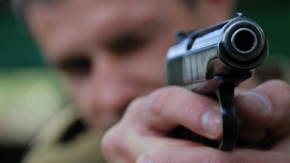 Лже-милиционер ворвался в комнату общежития и несколько раз выстрелил в хозяина. Фото: izvestia.ru 