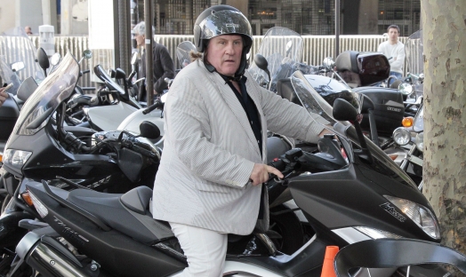 Depardieu s-a ales cu o amendă de 4.000 de euro şi permisul de conducere suspendatpentru şase luni.