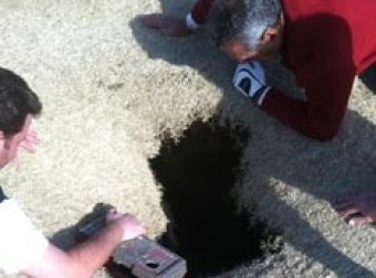 Игрок в гольф провалился в образовавшуюся под ним воронку прямо во время игры.