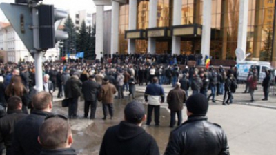 Сотни людей собрались утром перед Дворцом республики, где проходят заседания законодательного органа.