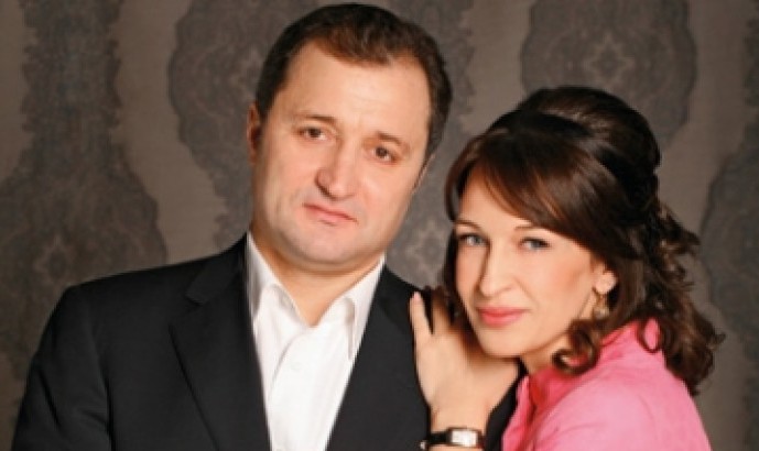 Premierul Vlad Filat a divorţat de soţia sa, Sanda. Căsătoria a fost desfăcută astăzi. 