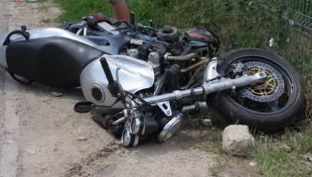 Accidentul s-a produs în preajma localităţii Mălăieşti, iar victimele aveau 27 şi respectiv 29 de ani.  