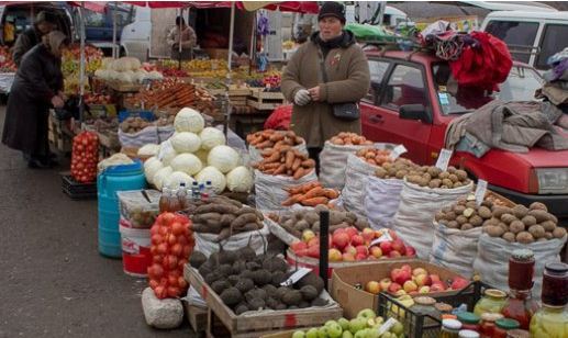 Продавцы на рынках столицы жалуются на слабую торговлю вот уже несколько месяцев.