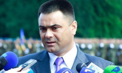 Либералы и коммунисты потребовали на сегодняшнем заседании парламента отставки министра обороны Виталия Маринуцы.