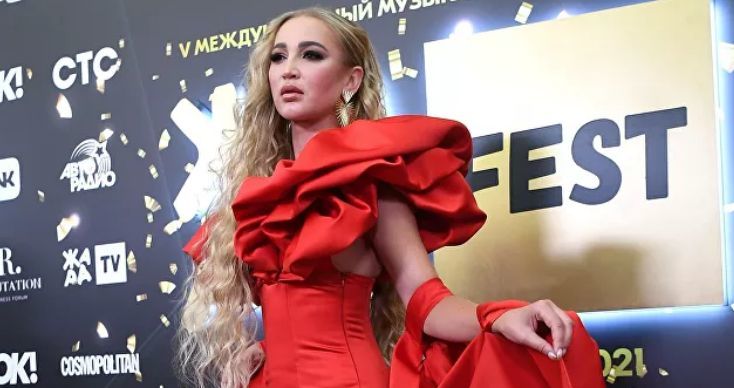 Павел Воля попросил Бузову отменить ее сольный концерт.