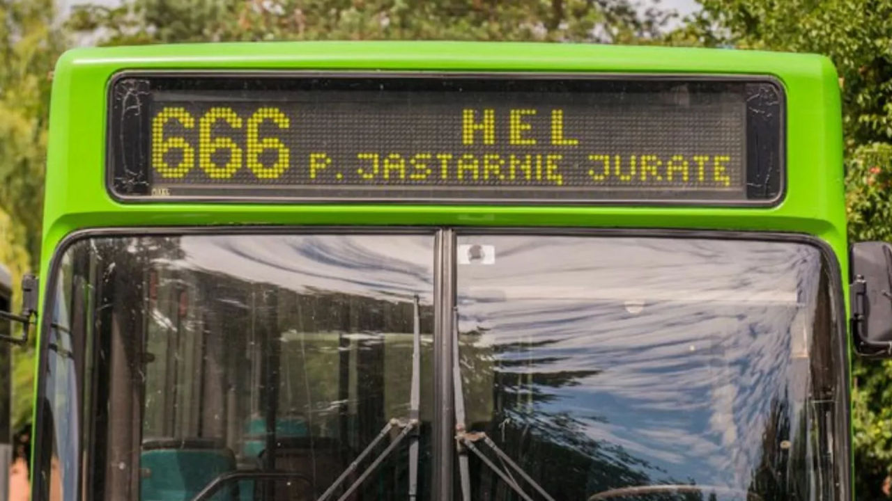 Autobuzul nr. 666, care a stârnit controverse, circulă din nou în Polonia.