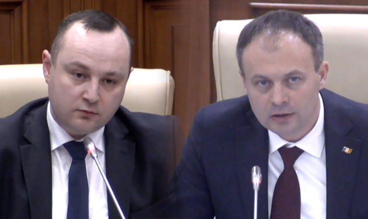 Депутат-социалист обвинил спикера в фальсификации голосования. 