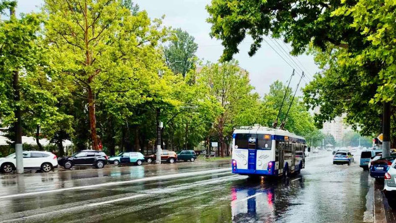 Власти просят граждан не выходить на улицу без необходимости.