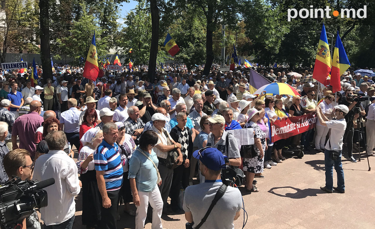 Протестующие призвали ЕС применить санкции.