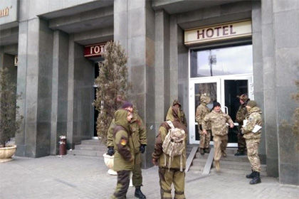 Работа гостиницы не была заблокирована, поскольку активисты, стоящие возле входа, впускали жителей отеля. Фото: zn.ua