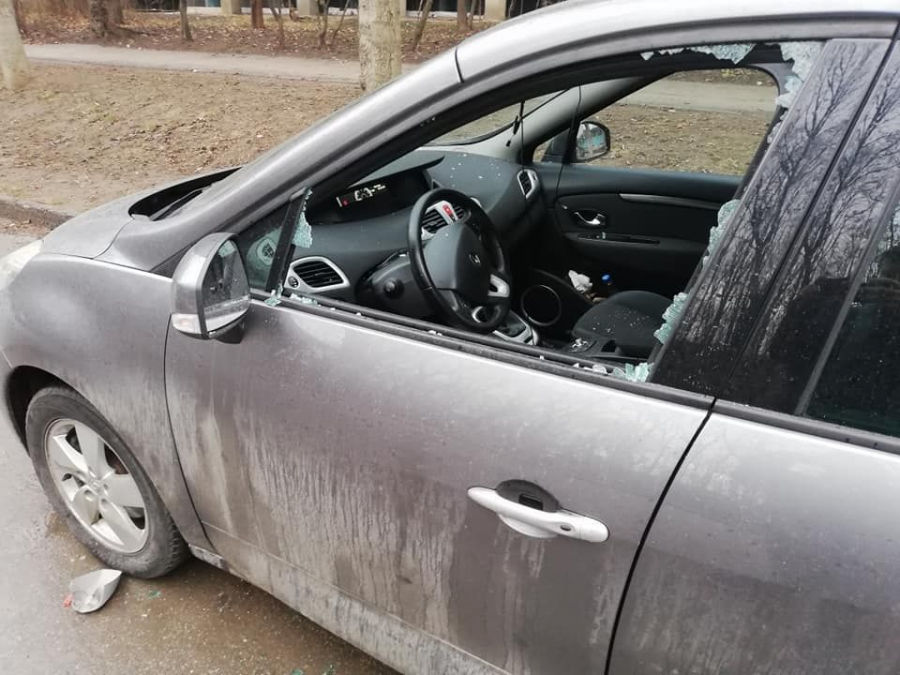 В столице хулиганы разбили окна в припаркованном автомобиле.