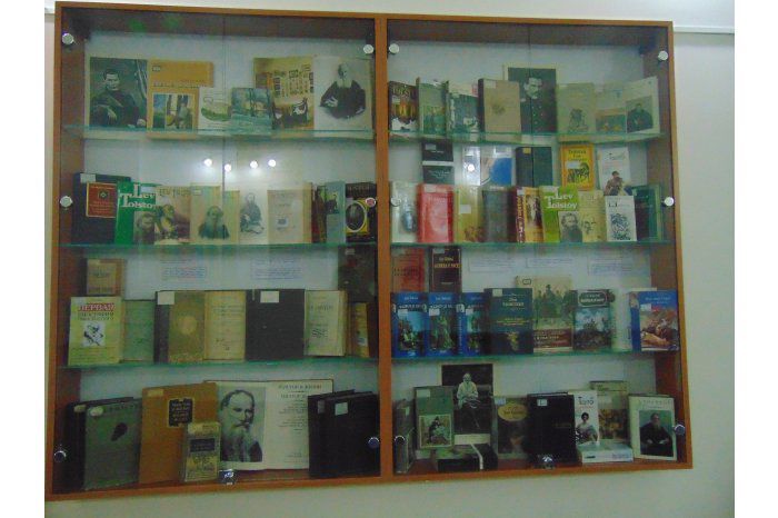 В Национальной библиотеке открылась выставка к 190-летию Льва Толстого.