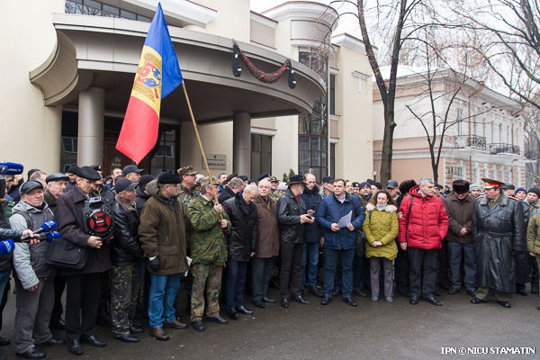 Nicolae Timofti este îndemnat să desemneze un candidat la funcţia de prim-ministru o persoană integră, capabilă să scoată ţara din impas.