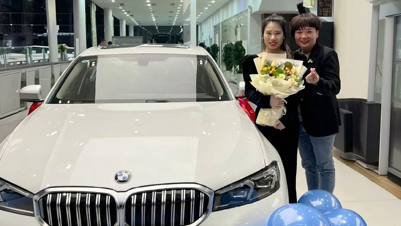 В Китае владелица сети ресторанов купила сотрудникам новые BMW.