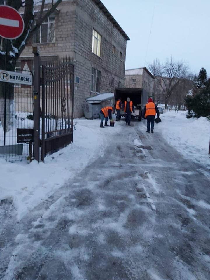 Чебан: Муниципальные службы продолжают распространять противогололедный материал.