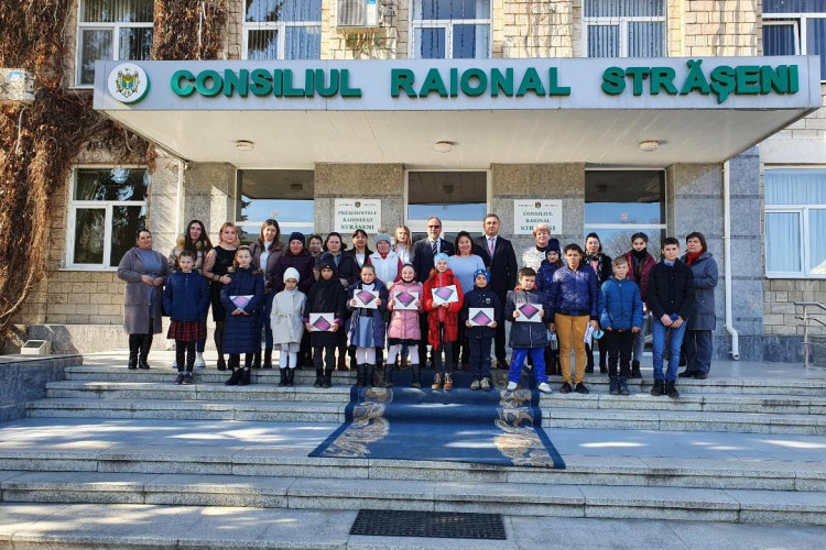 Румыния дарит более 600 планшетов детям из уязвимых семей Молдовы.
