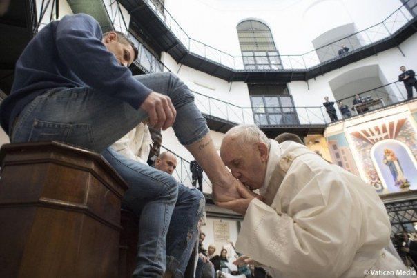 Papa Francisc a spălat picioarele unui deţinut din R.Moldova. Foto: Antena3