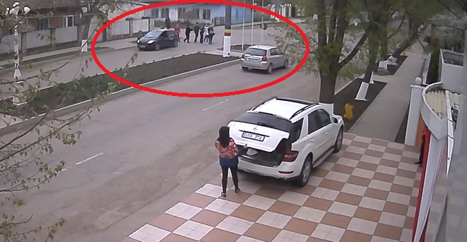 Из записи не понятно, что стало причиной стычки.