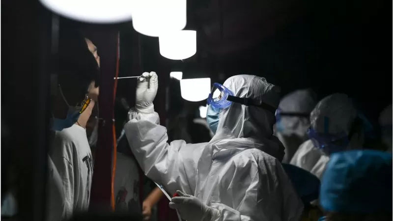 Более 5 тыс. врачей и эпидемиологов прибыли на Хайнань для борьбы со вспышкой COVID-19.