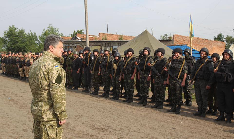 Указ предусматривает внедрение плана президента Украины по мирному урегулированию ситуации в восточных регионах Украины.