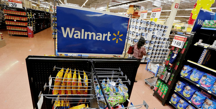 Американец требует $100 млн или бесплатные покупки всю жизнь в Walmart.