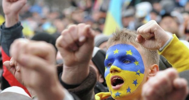 Как пишет британец, среди посетителей Майдана Незалежности немало тех, кто приходит туда просто сделать фотографии и полюбоваться достопримечательностями.
