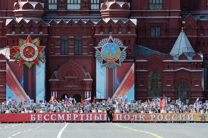 Президент прошел по всей Красной площади во главе колонны.