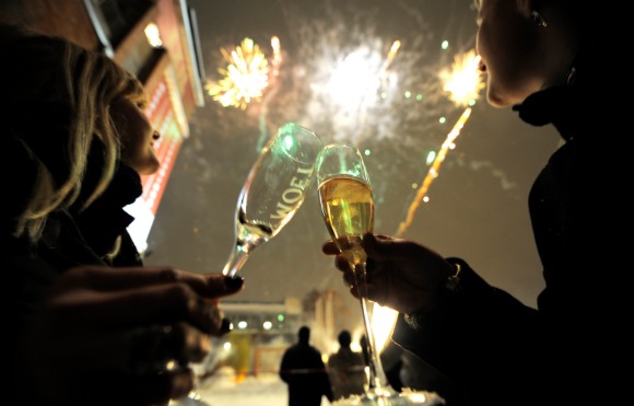 Sărbătoarea trecerii dintre ani e tot mai aproape, iar în noaptea de Anul Nou mulţi oameni fac exces de alcool şi uită de normele sociale.
