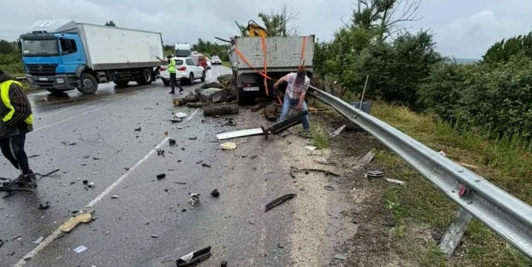 Accident grav la Sângerei cu implicarea a două camioane.