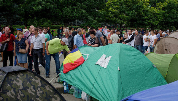 Эксперт пояснил, что "протестное движение прежде всего обусловлено резким ухудшением экономической ситуации в Молдове".