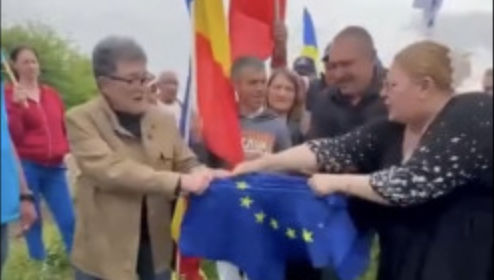 Лидер партии SOS Romania Диана Шошоакэ разорвала флаг ЕС в День Европы.