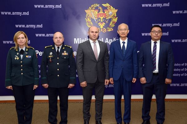 Глава Минобороны обсудил с послом Китая взаимодействие в военной сфере.
