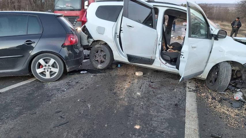 В Яловенском районе столкнулись три автомобиля: пострадали 4 человека.