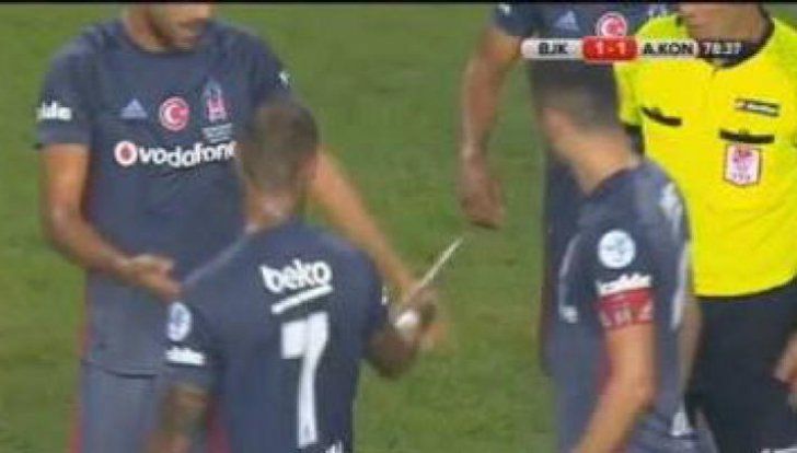 Groază la un meci de fotbal: Fanii aruncau cu cuțite în jucători