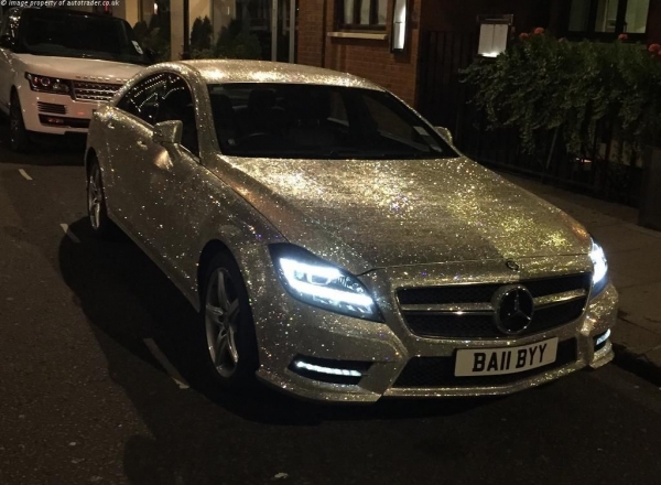 Dupa ce a fost vandut, Mercedes-ul incrustat cu un milion de cristale Swarovski a fost scos la licitatie din nou, pe site-ul eBay.