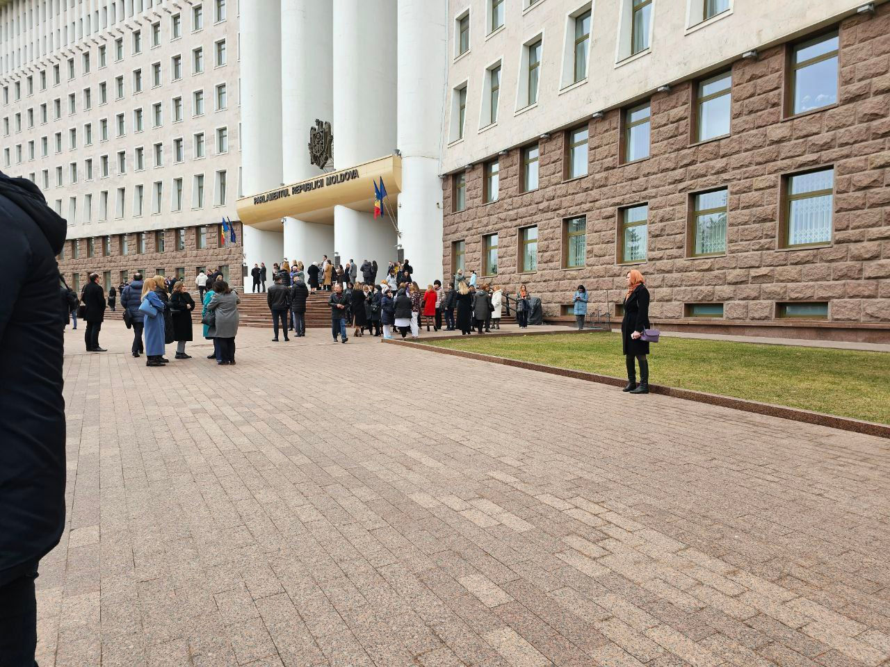Из здания парламента эвакуировали людей: сработала пожарная сигнализация.