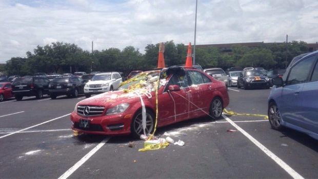 Cel mai haios nu este faptul că unii şoferi nu reuşesc să-şi parcheze maşina, ci mesajele celor care au fost afectaţi. Foto: realitatea.md