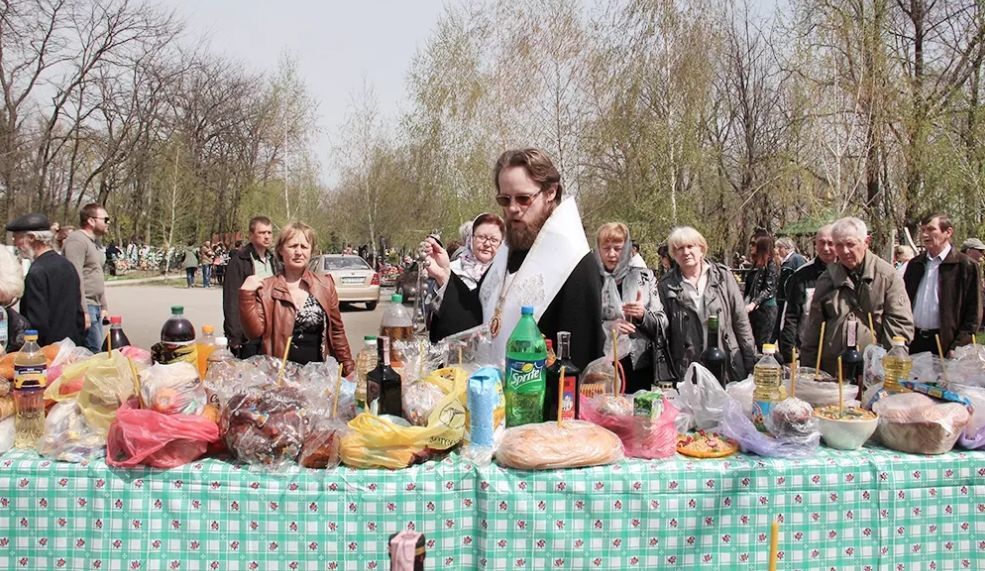 Священник: Милостыни даются бедным людям.