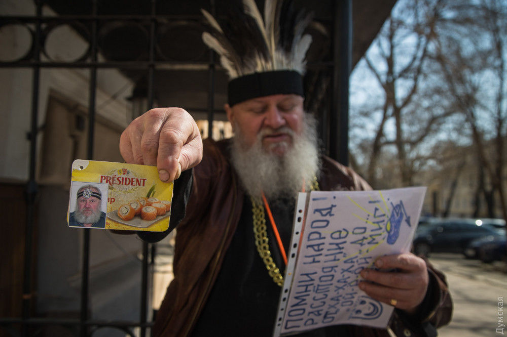 Первый украинский индеец-президент раздает смешную траву в центре Одессы.