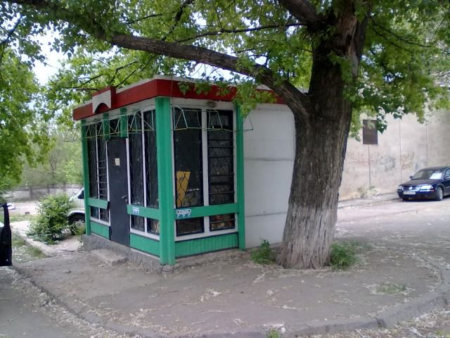 Au spart geamul unei gherete, au agresat-o pe vânzătoare şi s-au făcut nevăzuţi cu tot cu bani. Foto: chisinaucentru.md