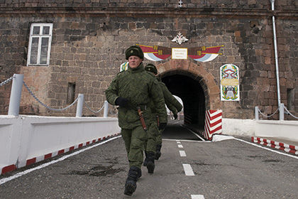 Военнослужащие на территории 102-й российской военной базы в Гюмри.
