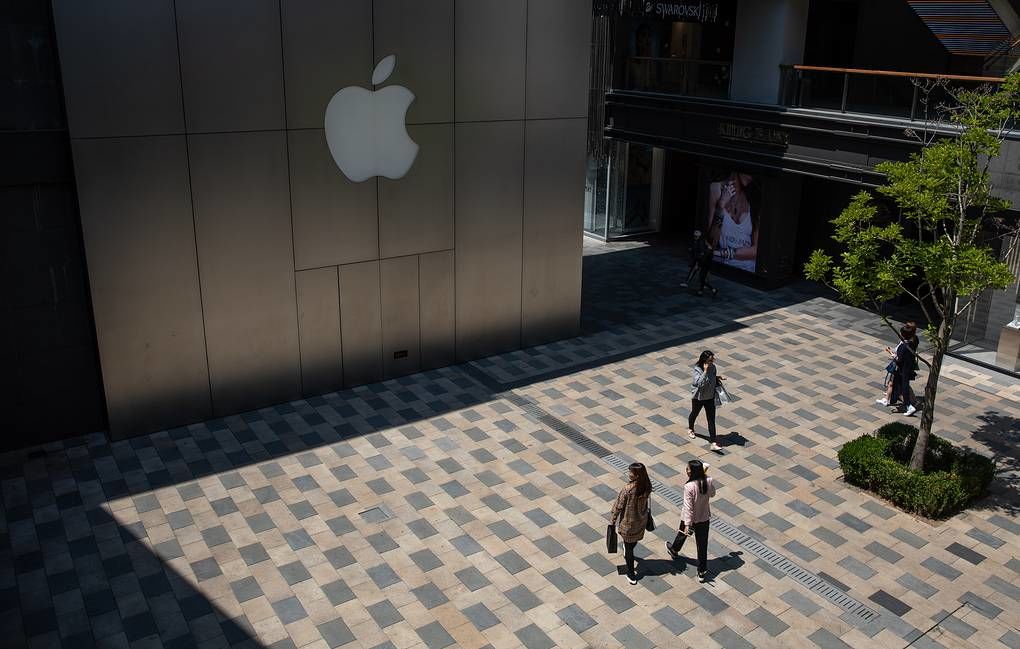 ЕК начала два антимонопольных расследования против Apple.