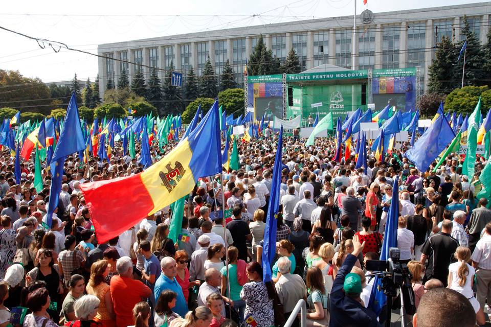 "Europa este astăzi solidară cu Moldova. Atunci cînd voi merge la Bruxelles, voi spune că Moldova are nevoie de şi mai multă susţinere", a spus Brok.