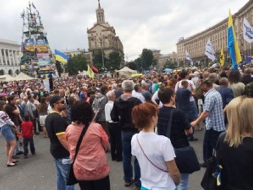 В Киеве на Майдане, 22 июня, со сцены зачитали требования к президенту Украины Петру Порошенко.