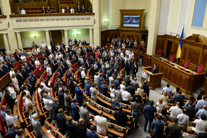 За закон проголосовали 229 депутатов парламента при необходимом минимуме в 226 голосов.
