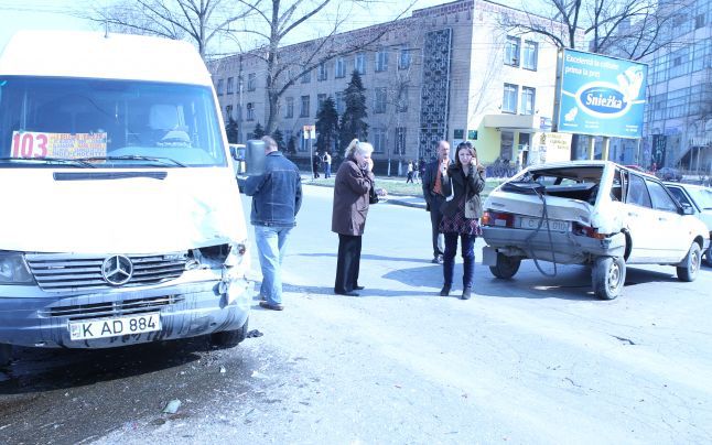 Din fericire nimeni nu a avut de suferit. In urma impactului pe strada s-au format ambuteiaje.