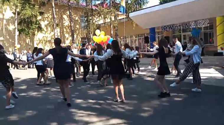 На школьных линейках учителя и ученики танцевали под песню Trenuletul.